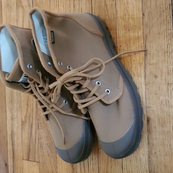 Palladium Other - Palladium Canvas boot NWOT 10.5 Mens